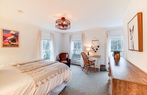 Livingston Manor Casa | Lush, Charming 1800’s Farmhouse on Secluded Oasis!
