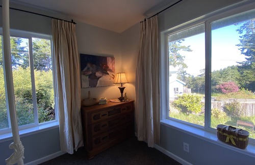 Shelter Cove Casa | Lush, cozy cottage with ocean views