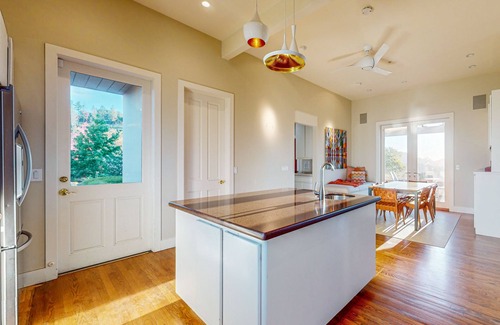 Glen Ellen Casa | Lush estate amid acres of vineyards, designer decor, gardens, pool & bonus space
