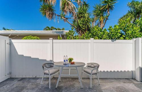 North Corals Apartamento | Lush Florida King Bed Studio - Dog Friendly Oasis