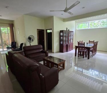 Thalawatugoda Apartamento | Lush Lakeside Nature's Nook