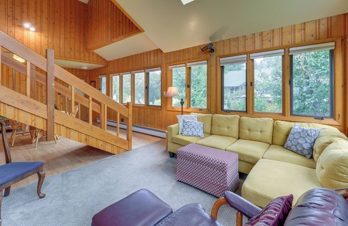 Lander Apartamento | Lush Lander Apartment w/ Sunroom, Sauna & Grill!