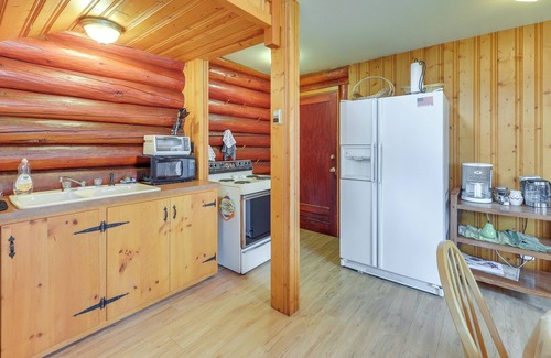 Lander Apartamento | Lush Lander Apartment w/ Sunroom, Sauna & Grill!