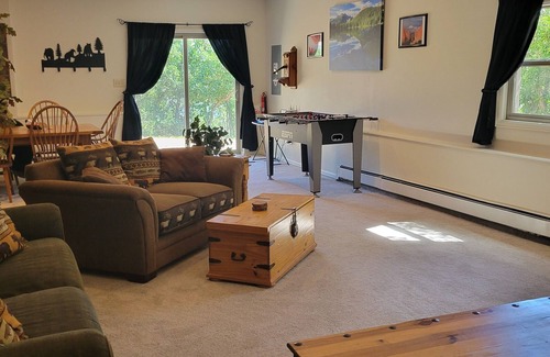 Southwest Colorado Springs Casa | Lush setting, minutes to downtown Colorado Springs
