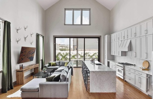 Faubourg Lafayette Hotel | Lush Unit With Heated Pool & Hot Tub