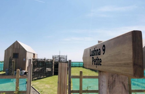 Brightlingsea Casa | Lushna 6 Petite at Lee Wick Farm Cottages & Glamping