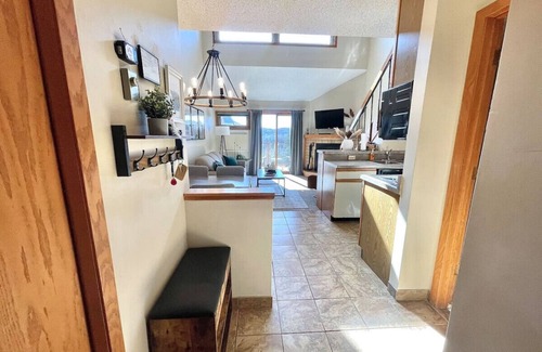 Lutsen Apartamento | Lutsen Mtn Condo Ski in Ski out Pool Hot Tub Fitness