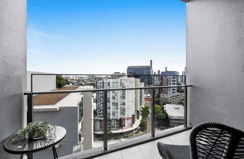 Newstead Apartamento | Lux 17th Floor apt. w/King Beds, Gym & Parking