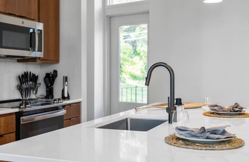 Mount Auburn Apartamento | Lux 1BR | Amazing Café & Views | Located near ALL