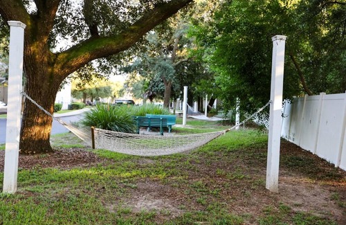 Ferry Pass Apartamento | Lux 2BD 2BA minutes from the water