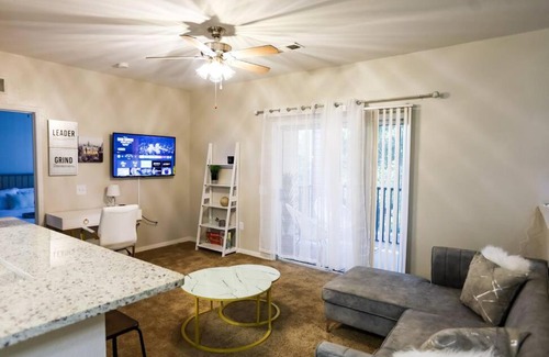 Ferry Pass Apartamento | Lux 2BD 2BA minutes from the water