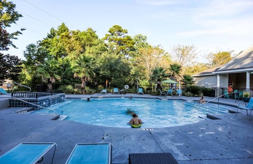 Ferry Pass Apartamento | Lux 2BD 2BA minutes from the water