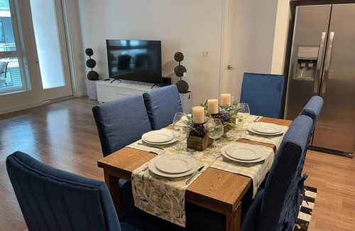 Downtown Apartamento | Lux 2BD condo with pool, gym, hot tube, barbecue, free parking