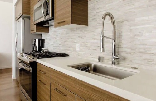 Downtown Apartamento | Lux 2BD condo with pool, gym, hot tube, barbecue, free parking