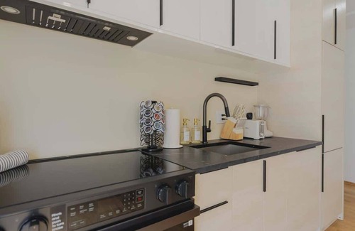 Central-Maverick Square - Paris Street Apartamento | Lux 3BD Minutes Walk to Airport