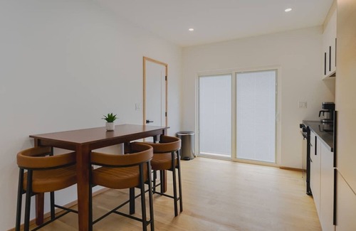 Central-Maverick Square - Paris Street Apartamento | Lux 3BD Minutes Walk to Airport