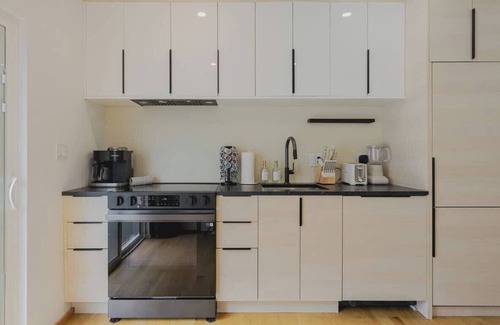 Central-Maverick Square - Paris Street Apartamento | Lux 3BD Minutes Walk to Airport