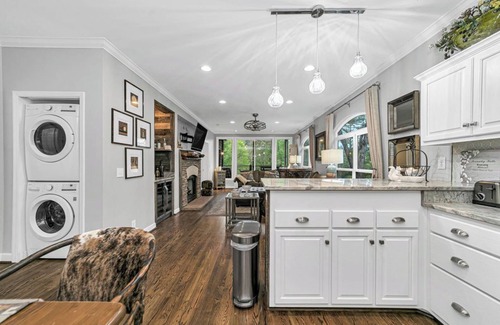 Lake Toxaway Condominio | Lux 3Br Mtn Home with Incredible View of Falls and designer furnishings