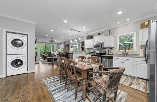 Lake Toxaway Condominio | Lux 3Br Mtn Home with Incredible View of Falls and designer furnishings