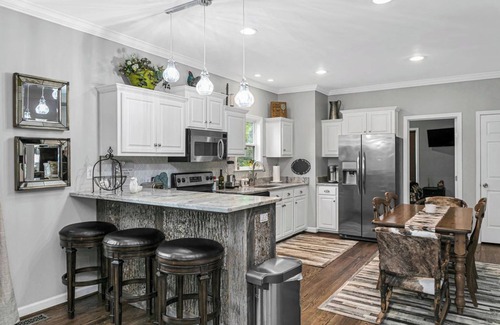 Lake Toxaway Condominio | Lux 3Br Mtn Home with Incredible View of Falls and designer furnishings
