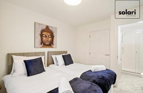 Margate Old Town Apartamento | Lux 4 Bed Contractor x Relocator Apartment, 30 Percent Off Monthly Stays, FREE Multiple Parking Spaces, Super Fast WiFi, Streaming Services included, Close to A1