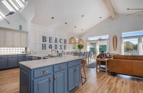 Sister Lakes Cabaña | Lux 5-Bdrm Lake Hse w/ Hot Tub and scenic views