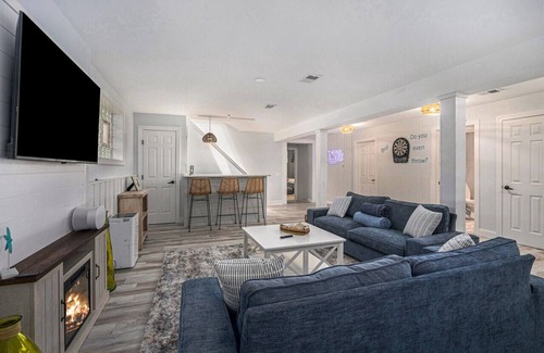Sister Lakes Cabaña | Lux 5-Bdrm Lake Hse w/ Hot Tub and scenic views