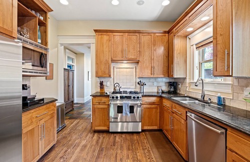 North End Casa | ⭐️Lux 5 Star Retreat Amidst Trees: Walk 5 Blocks to Hyde Park + Indulge in Clawfoot Tub + Vast Space