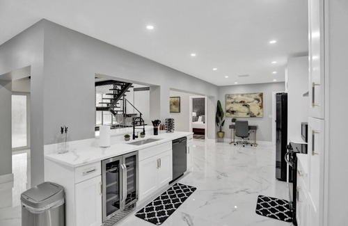 Deerfield Beach Villa | LUX 6BR 4Bath Htd Pool & Jacuzzi Mini Golf G-Room