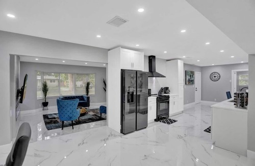 Deerfield Beach Villa | LUX 6BR 4Bath Htd Pool & Jacuzzi Mini Golf G-Room
