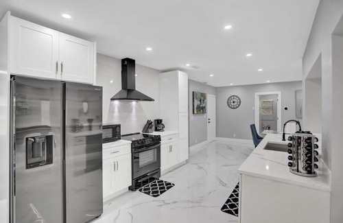 Deerfield Beach Villa | LUX 6BR 4Bath Htd Pool & Jacuzzi Mini Golf G-Room