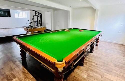 Wraysbury Casa | Lux 8Br Thamesfront Villa w Yacht & Sauna