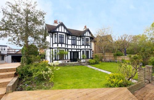 Wraysbury Casa | Lux 8Br Thamesfront Villa w Yacht & Sauna