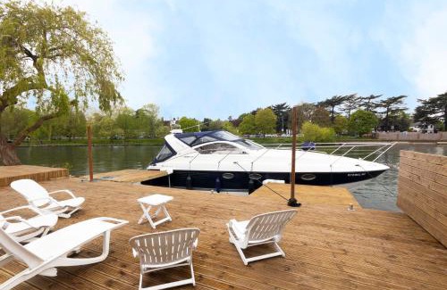 Wraysbury Casa | Lux 8Br Thamesfront Villa w Yacht & Sauna