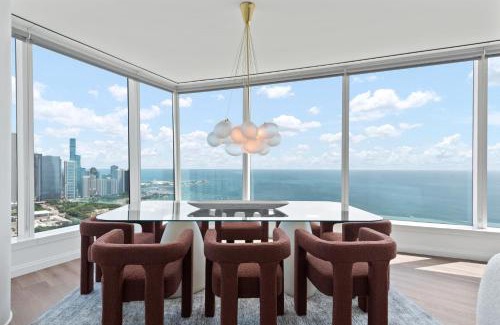 The Loop Apartamento | Lux Apts with Lake Views and Top Amenities