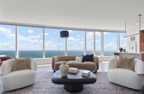 The Loop Apartamento | Lux Apts with Lake Views and Top Amenities