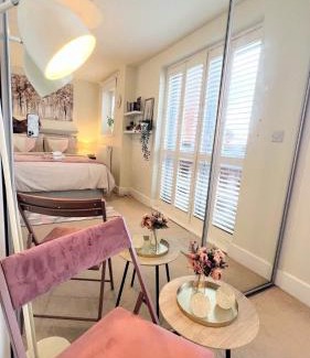 Sherborne St. John Casa | Lux Balcony Penthouse Room Basingstoke Hospital 2min drive and walkable