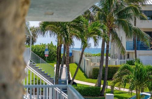Juno Beach Apartamento | Lux Beachside 2nd Floor Condo 4 Steps to the Beach!