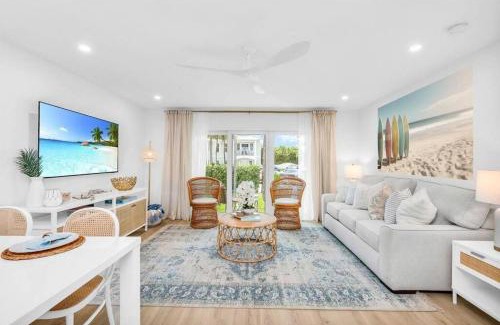 Juno Beach Apartamento | Lux Beachside 2nd Floor Condo 4 Steps to the Beach!