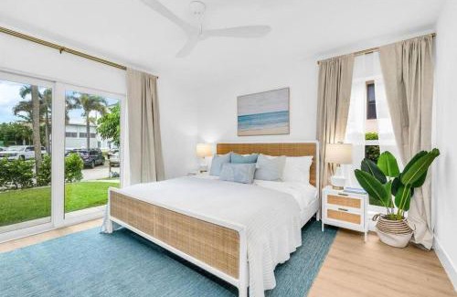 Juno Beach Apartamento | Lux Beachside 2nd Floor Condo 4 Steps to the Beach!