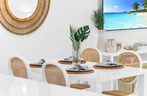 Juno Beach Apartamento | Lux Beachside 2nd Floor Condo 4 Steps to the Beach!