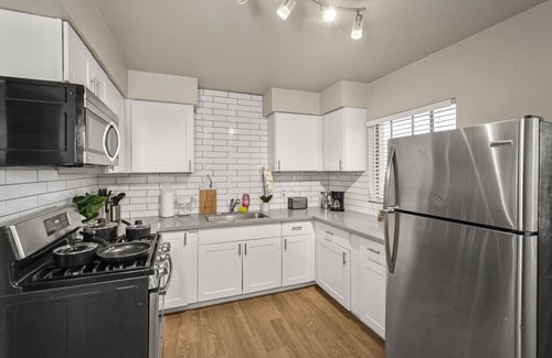 Peaceful Valley Apartamento | LUX BED Stylish 2B Oldtown Scottsdale Free Parking