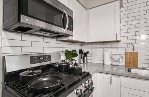 Peaceful Valley Apartamento | LUX BED Stylish 2B Oldtown Scottsdale Free Parking
