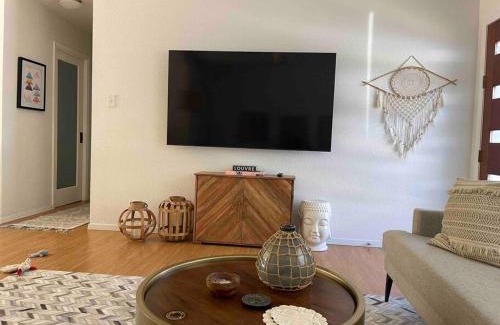 Sweetbriar Casa | Lux Boho Chic FREE Parking, Wi-Fi, Mins to Soco/DT