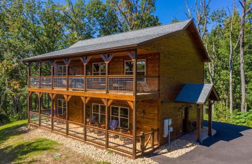 Gatlinburg - Pigeon Forge Casa | Lux Cabin Mtn Views, Flat Parking, Dog Friendly!