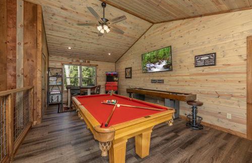 Gatlinburg - Pigeon Forge Casa | Lux Cabin Mtn Views, Flat Parking, Dog Friendly!