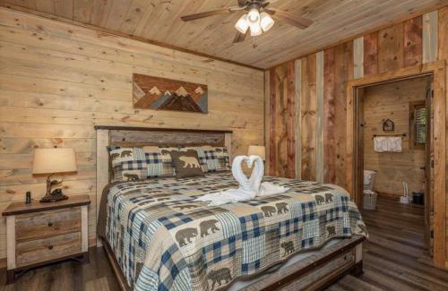Gatlinburg - Pigeon Forge Casa | Lux Cabin Mtn Views, Flat Parking, Dog Friendly!