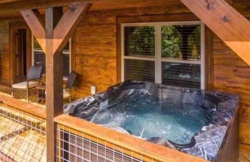 Gatlinburg - Pigeon Forge Casa | Lux Cabin Mtn Views, Flat Parking, Dog Friendly!