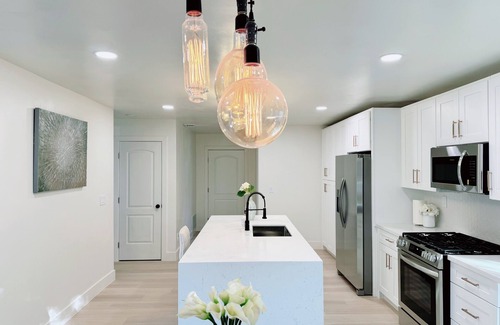 Elk Grove Casa | Lux. Contemporary at Heart of EG