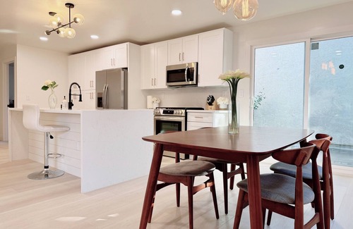 Elk Grove Casa | Lux. Contemporary at Heart of EG